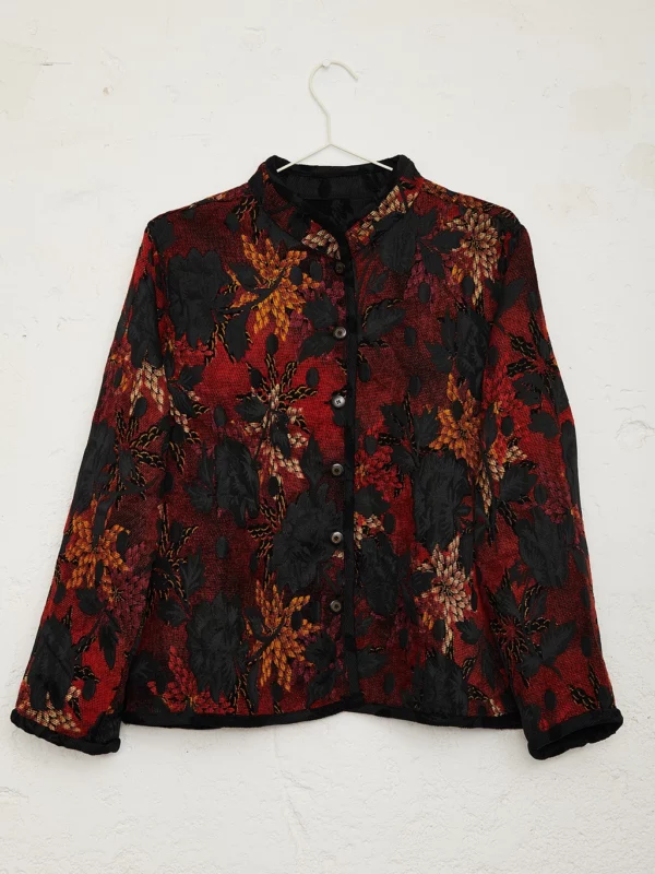 Chaqueta con estampado floral y en el reverso negro